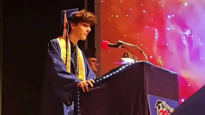 image 178 Texas teen honors late dad with tearjerking graduation speech hours after his burial: Doing this 'for him'