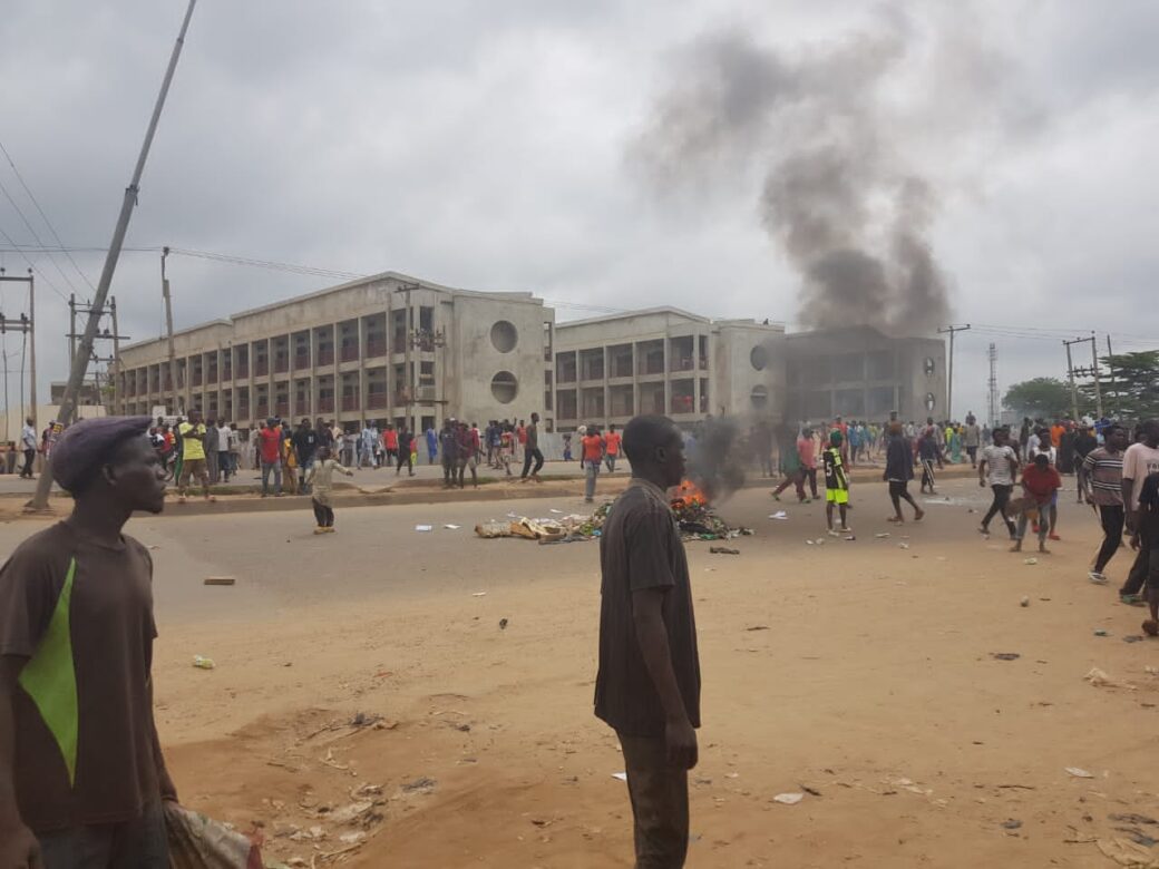 FA6B0EED 6401 49B6 BCC3 EDE76EB27E3E Protesters Barricade Abuja-Keffi Highway, Disrupt Traffic and Demand Action