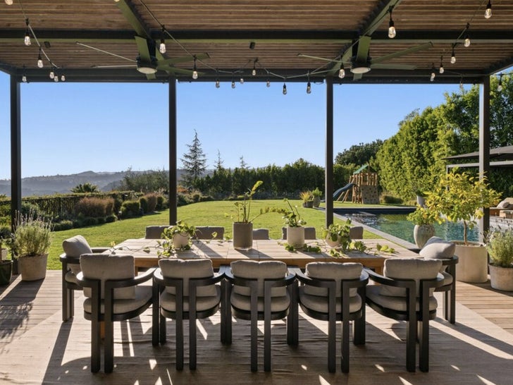 0423-jessica-alba-lists-her-beverly-hills-home-for-sale-primary-6