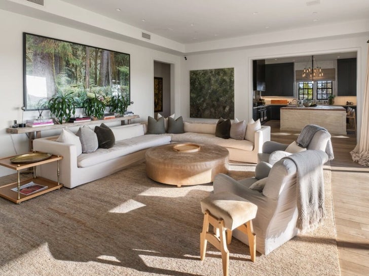 0423-jessica-alba-lists-her-beverly-hills-home-for-sale-primary-2