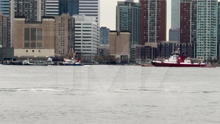 Helicopter Crashes Into Hudson River in New York City 041025_hudson_aftermath_kal
