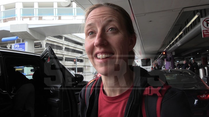 JuJu Watkins 'Doing Great,' 'In Focus Mode' After ACL Tear, USC Coach Says 041625_lindsay_gottlieb-kal