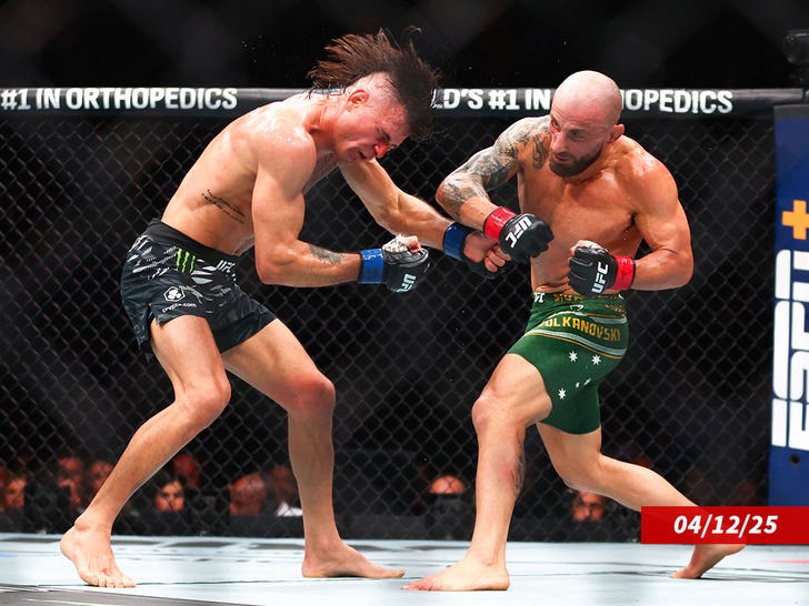 Diego-Lopes-Alexander-Volkanovski-getty-1