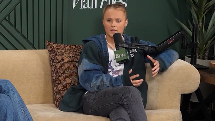 JoJo Siwa and Chris Hughes Cuddle in Bed, New Loved-Up Post 043025_jojo_siwa_kal