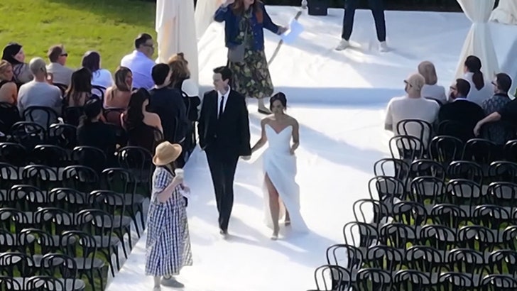 Demi Lovato Walks Down the Aisle at Wedding Rehearsal, on Video 052525_demi_lovato_kal
