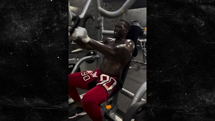 Jason Pierre-Paul Wants Back in NFL, 'I've Still Got It' 050525_jason_pierre_paul_lifting_kal