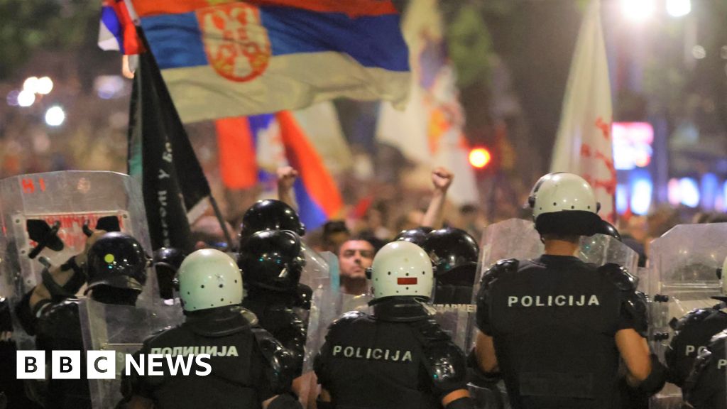 169ceee0 5491 11f0 a2ff 17a82c2e8bc4 Serbia police clash with protesters calling for early election