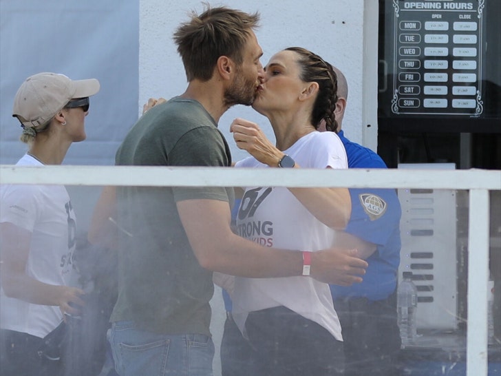 jennifer garner kissing boyfriend x17 