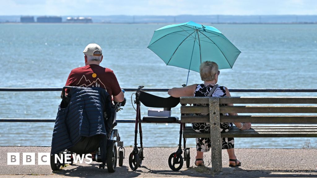 1a2f36f0 554d 11f0 a2ff 17a82c2e8bc4 Heatwave peak set to bring 34C to parts of UK
