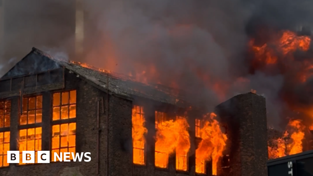 1b252eb0 5076 11f0 97f8 effd17ba6497 Residents evacuated from tower as blaze spreads