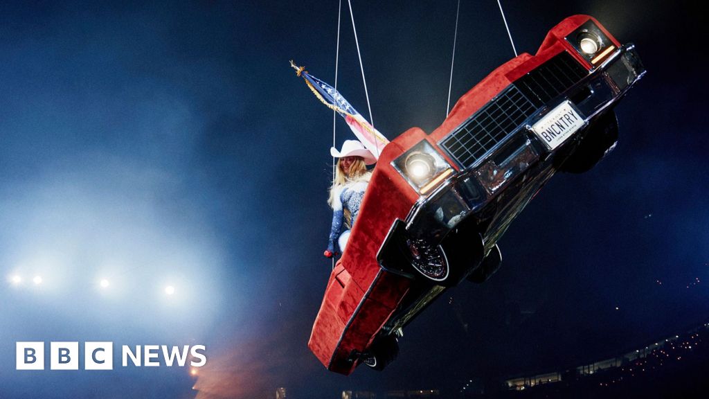 2dfe41c0 54ef 11f0 b4be 8f7caf53b80c Beyoncé pauses show after flying Cadillac tilts mid-air