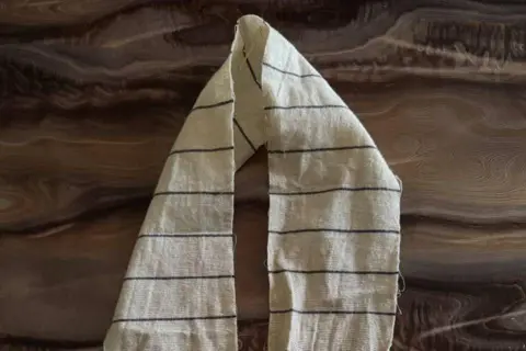 BBC team detained by Israeli forces in southern Syria A piece of striped fabric which a BBC crew member says Israeli forces used to blindfold him during his detention in southern Syria
