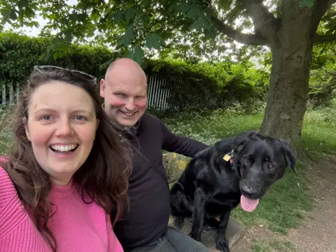 How to keep your dog safe in a heatwave BBC Correspondent Sean Dilley sat on a park bench with his girlfriend Lisa and guide dog Shawn.