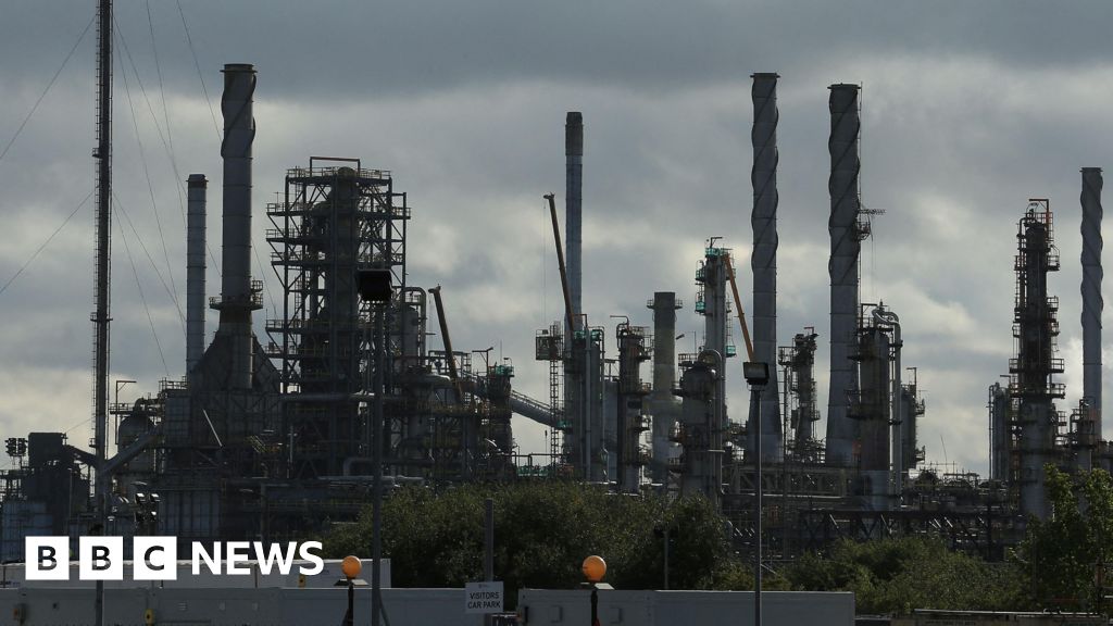 47086760 55b5 11f0 adae 51d36c615fe4 Calls for inquiry as hundreds of jobs at risk at Lindsey Oil Refinery