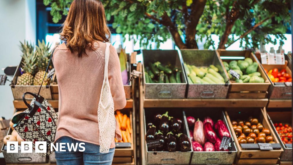 51dd93e0 4d9f 11f0 9180 f1358f138000 'Dismal' month for supermarkets pushes down retail sales