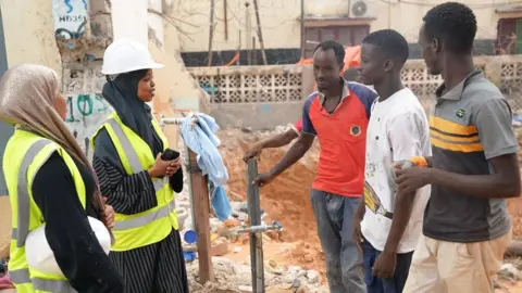 Somalia's construction boom in Mogadishu gives women high ambitions Mohamud Abdisamad / BBC Fathi Mohamed Abdi and Saadia Ahmed Omar talk to three construction workers on a site in Mogadishu