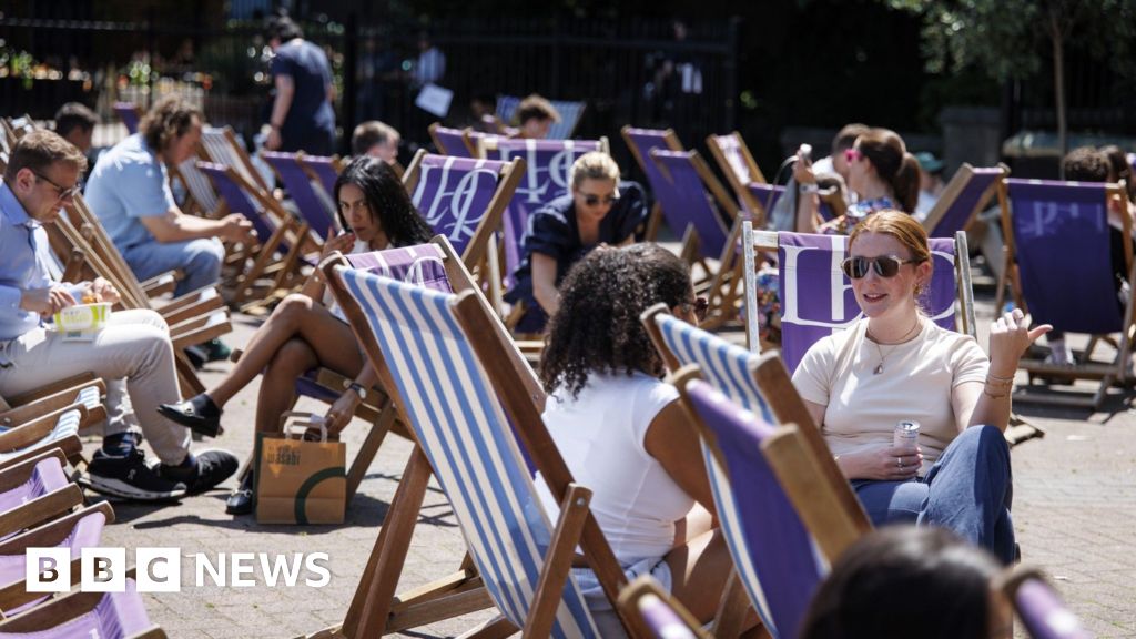 71e084c0 4c66 11f0 8c47 237c2e4015f5 Temperatures surpass 29C as UK heads for heatwave