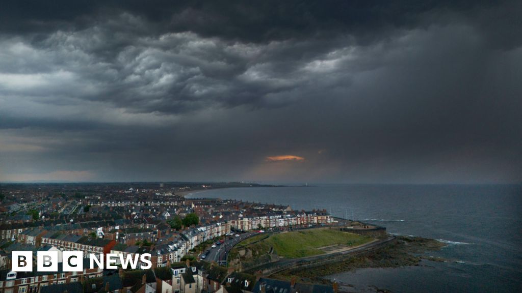 782fb340 4f2d 11f0 a34b 95b0eb54cb51 Heatwave eases as rainy weather blows in across parts of UK