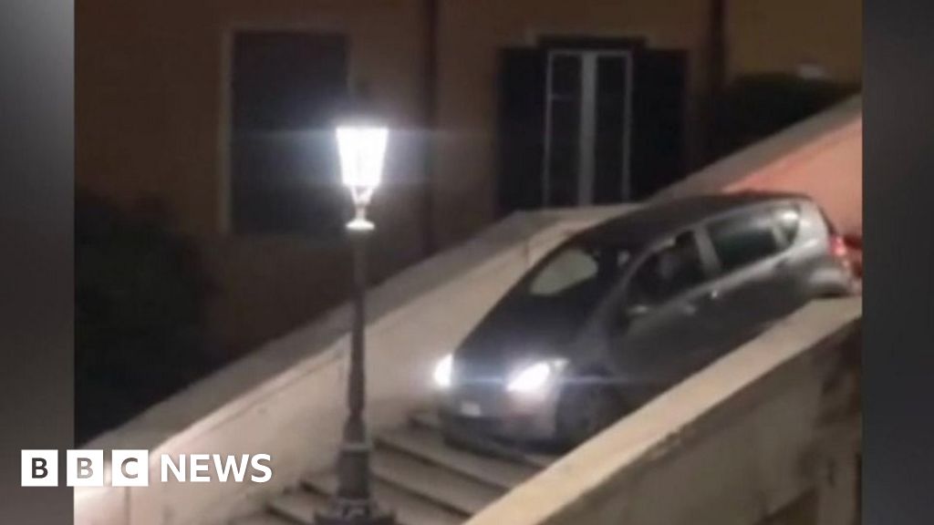 7d53f9e0 4d60 11f0 8c47 237c2e4015f5 Man gets stuck driving car down Rome's Spanish Steps
