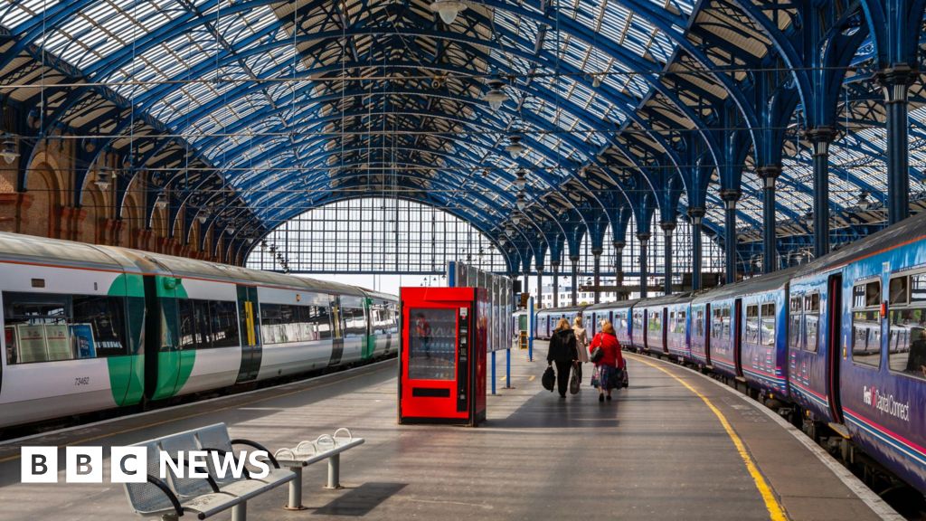 842f5fa0 5505 11f0 aec6 6ba2bc73f454 London to Brighton rail line faces delays in hot temperatures