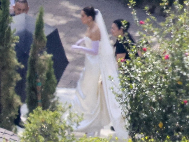 hailee-steinfeld-backgrid-2