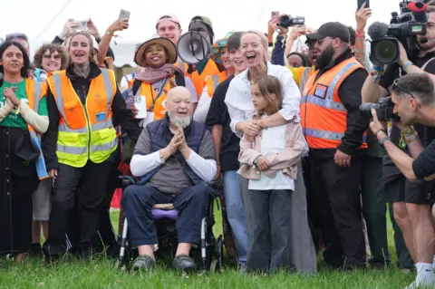 Emily Eavis on Glastonbury's magical 'Thursday Feeling' PA Media Michael and Emily Eavis open the gates to Glastonbury Festival, surrounded by stewards in high-vis jackets