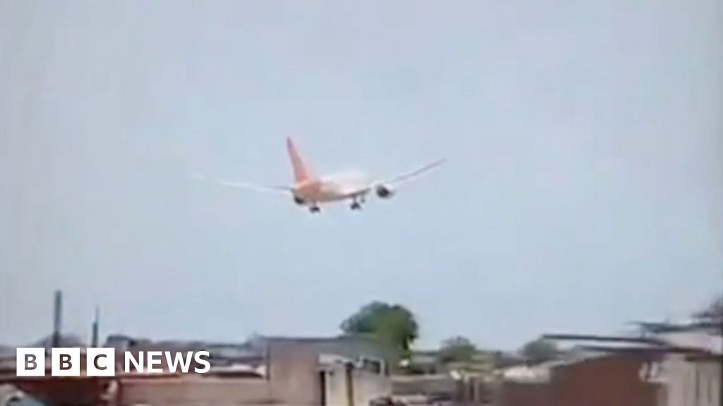 9b932e00 4782 11f0 9471 e380f647874e Verified video shows Air India plane descending moments before crash