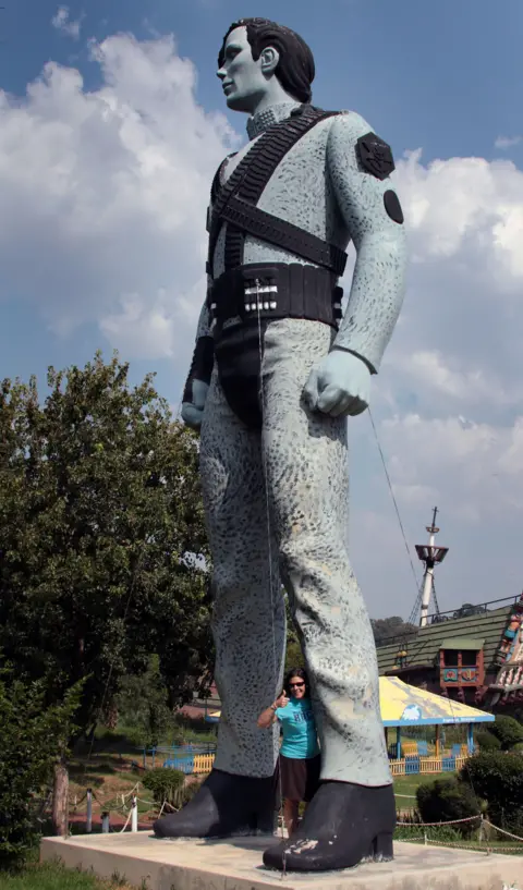 Where are Michael Jackson's giant HIStory statues 30 years later? Heather Mason/2summers.net A Michael Jackson statue where parts have been painted black (such as his hair, belts and badges) and the rest is a grey-blue colour.