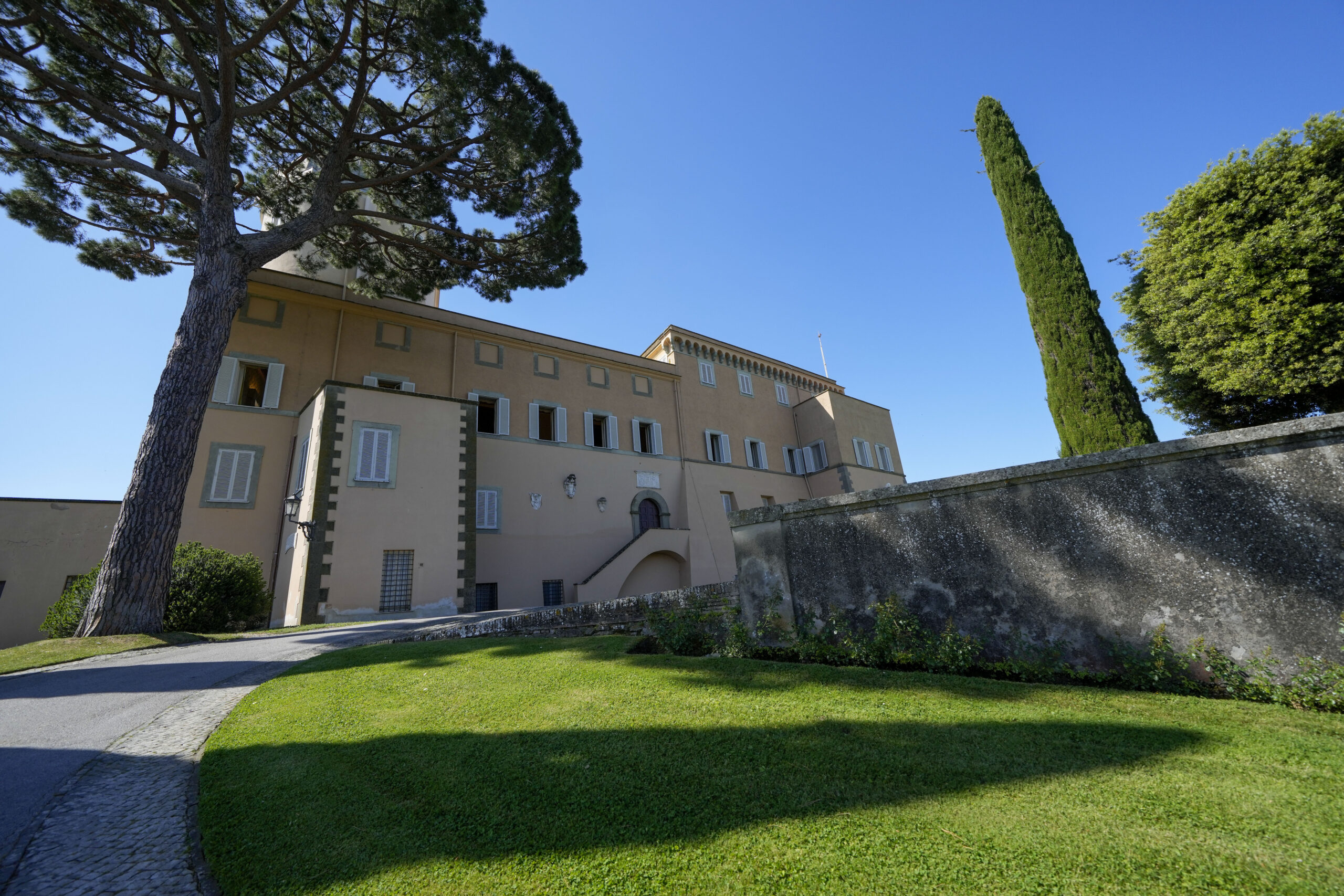 Castel Gandolfo scaled Pope Leo resumes papal tradition of summer retreat at nearby Castel Gandolfo