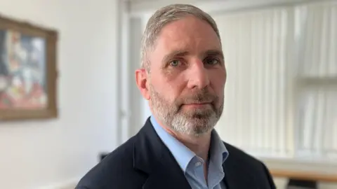 Dundee University bosses quit after damning report into financial collapse Dr Ian Mair, deputy chair of the university court, said it was evident there had been clear failings