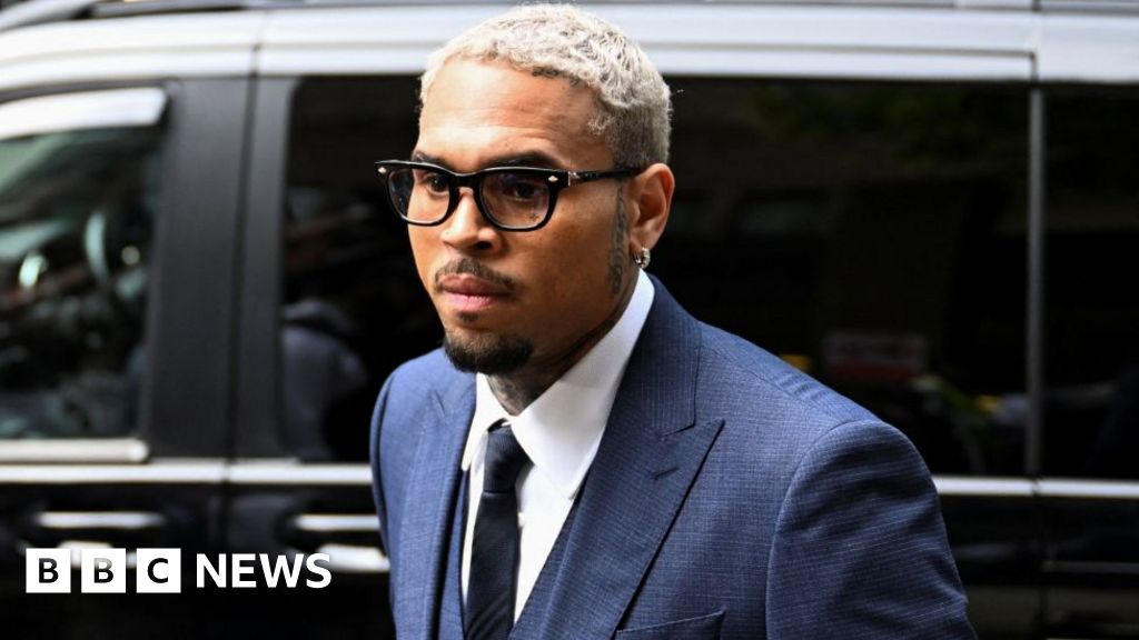 b2a2c870 4db4 11f0 86d5 3b52b53af158 Chris Brown arrives in court to answer assault charges