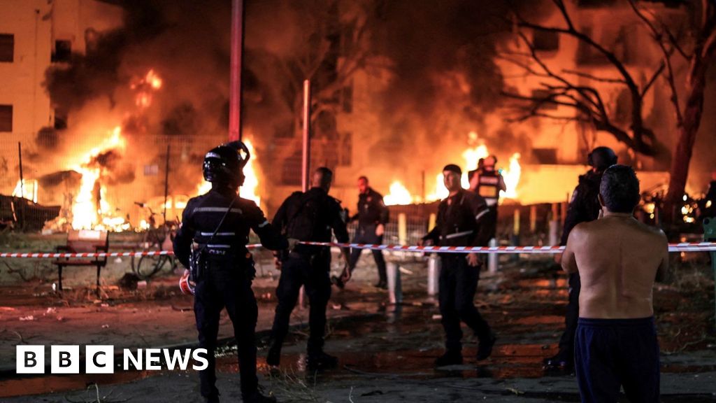 b37ad2a0 4a77 11f0 84b6 6bf0f66205f1 Explosions and damage across Israel as Iran launches fresh air strikes