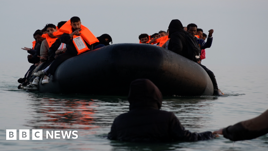 ce756280 4b7d 11f0 86d5 3b52b53af158 Smugglers deploy 'taxi boats' to collect migrants off the French coast