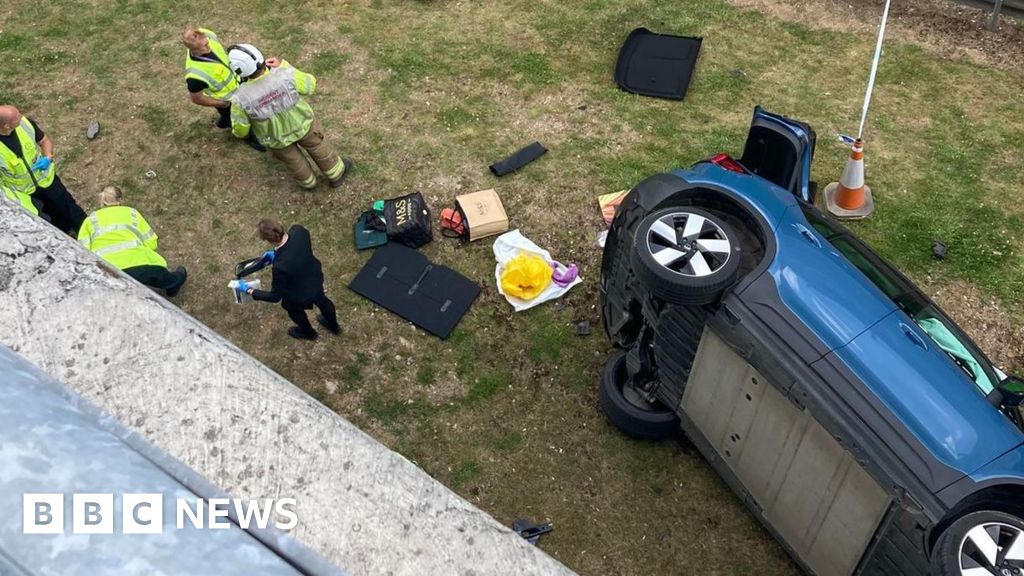 d26beb90 4a81 11f0 b0e2 c543f4271609 Man discharged after vehicle falls from Luton Airport car park
