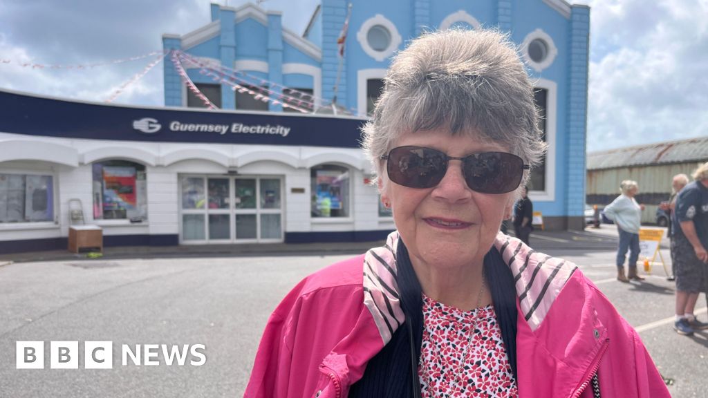 eed527a0 490b 11f0 9649 3f89a4125771 'We sit in the dark to save money on electricity in Guernsey'