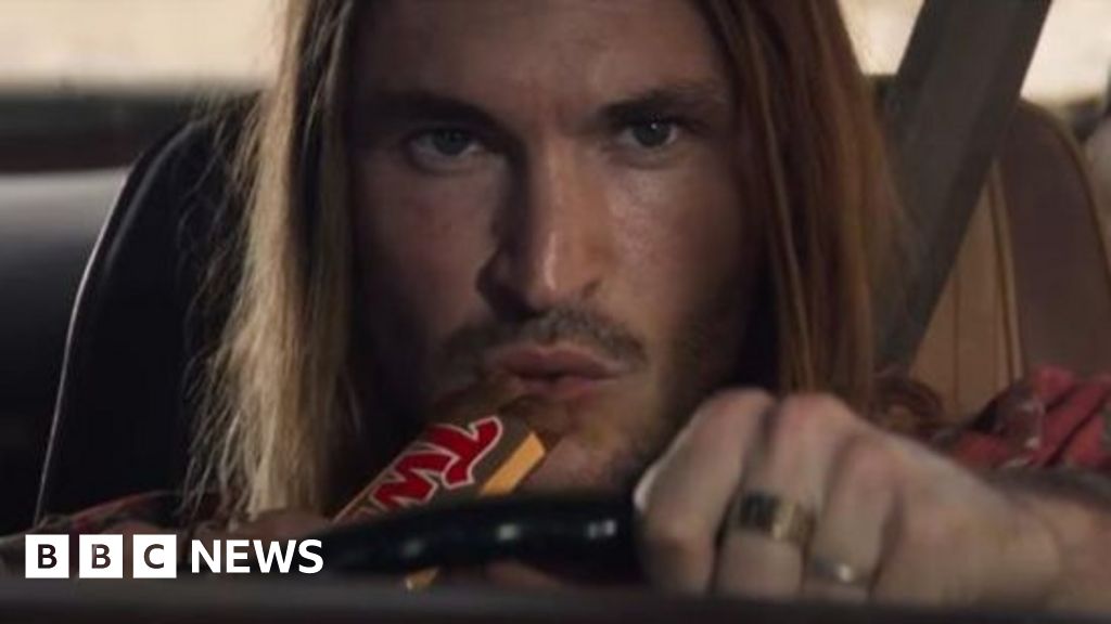 f0fe1300 4656 11f0 bbaa 4bc03e0665b7 Twix ad banned in UK for encouraging unsafe driving