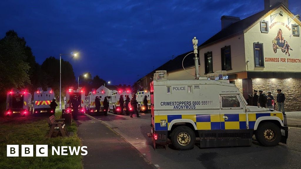 f8ee5250 48a4 11f0 80c7 9331cd6c1603 Police under attack in fifth night of unrest