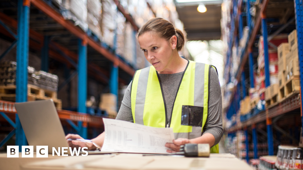 fd897440 4541 11f0 9aa2 539732b750e5 UK firms hold off on hiring as job vacancies fall