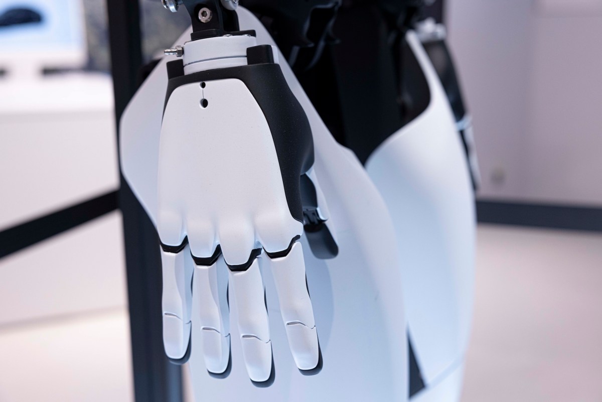 tesla optimus robot hand Tesla's Optimus robot VP is leaving the company