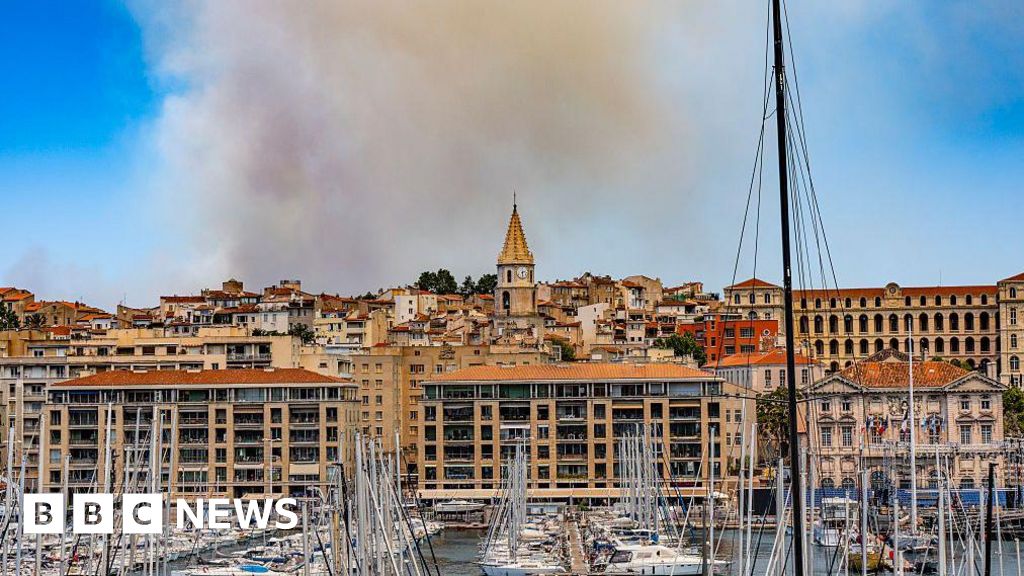 0bae8ac0 5c07 11f0 9d64 1b7197dd7c07 Marseille firefighters 'waging war' on wildfire at city's edge, mayor says