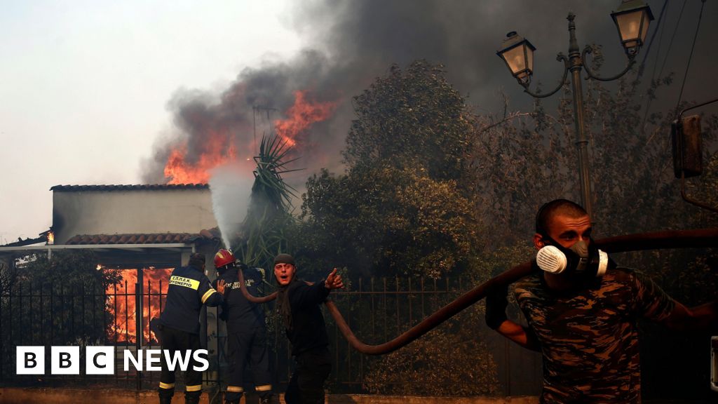 149465f0 6a90 11f0 af20 030418be2ca5 Greece battles wildfires, evacuating residents near Athens