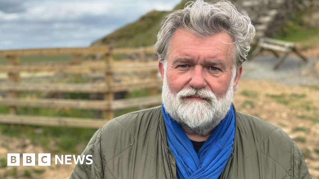 37a25500 5660 11f0 b1cd 8721735d6041 Hairy Biker Si King returns to Sycamore Gap tree site