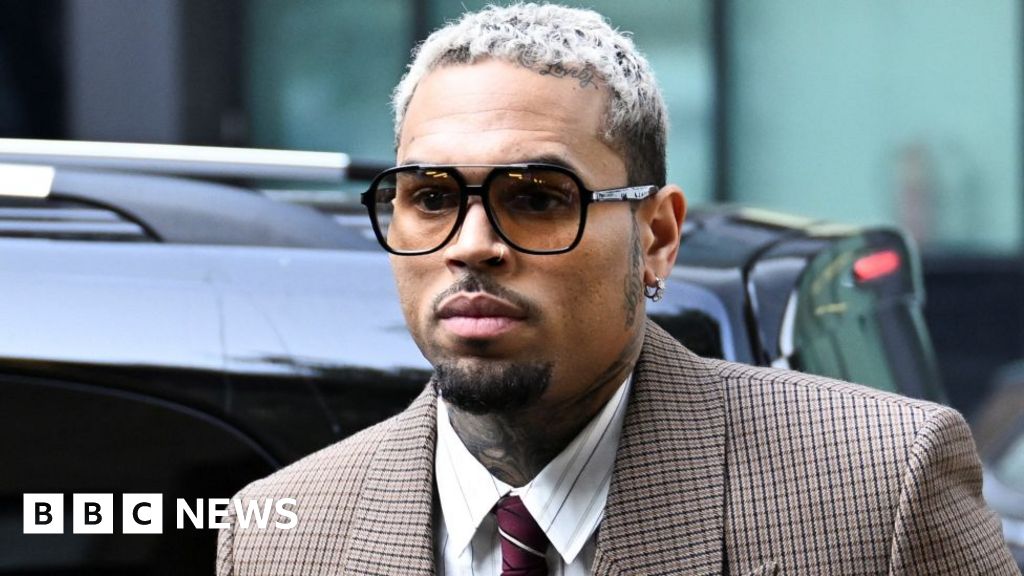 38e29230 5e2c 11f0 a40e a1af2950b220 Chris Brown pleads not guilty to more assault charges