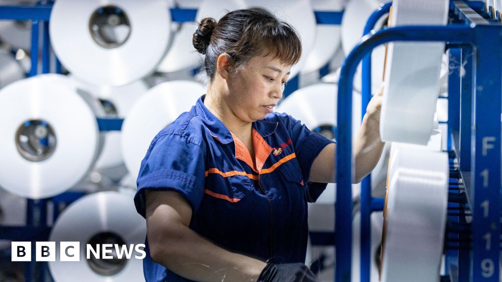 3d5dfd30 6116 11f0 8fc8 61e5b4c92700 China growth slows as trade turmoil weighs on economy