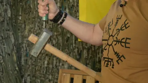 They took shrapnel out of my heart Kevin McGregor / BBC The extractors work by using powerful magnets. The inventor of the magnetic extractor Oleh Bykov demonstrates their power by holding up a sledgehammer.