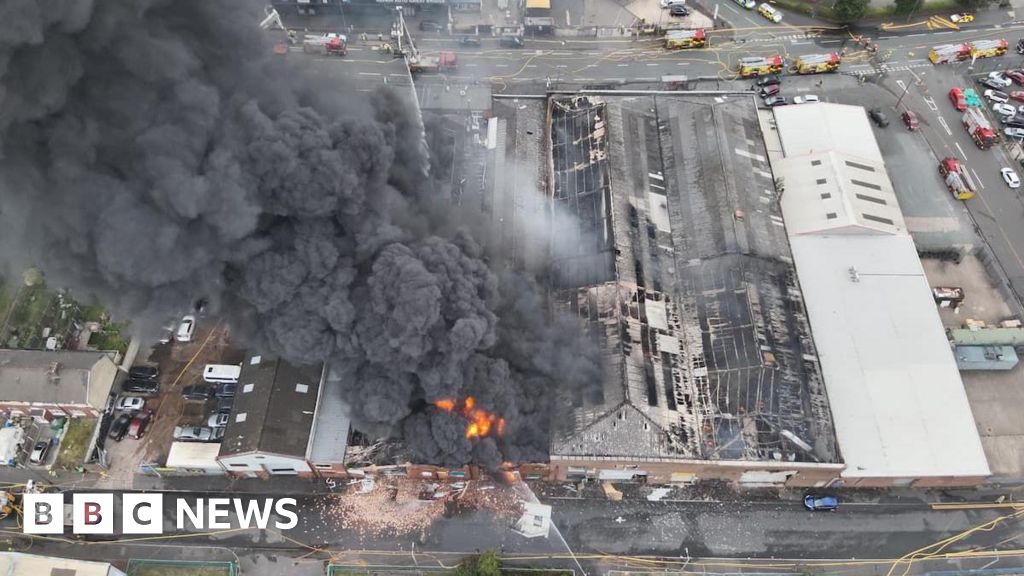 43a16220 6aff 11f0 836c 2f86a209a412 Homes evacuated as factories and tyres burn near Tipton