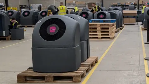 Manufacturers ready for more demand Chris Baraniuk An Octopus heat pump; from the outside a large dark grey plastic box.
