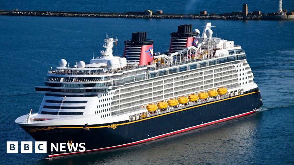 5441c820 55ee 11f0 806a f9fca29aabf3 Father jumps from Disney cruise to save child who fell overboard