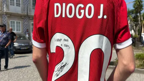 Diogo Jota and André Silva's funeral held in Portugal Sofia Ferreira Santos/BBC A red Liverpool shirt with the number 20, name 'Diogo J.' and a small autograph that reads: Um abraço para o Fábio