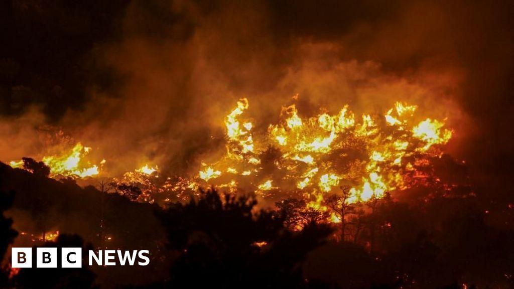 7e84e940 57a7 11f0 9074 8989d8c97d87 mass evacuations as blaze rages near Ierapetra, Crete